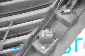 Решетка радиатора grill Nissan Altima 16-18 рест с эмблемой, дефект хрома, слом креп