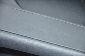 Обшивка двери карточка задняя правая Kia Optima 16- черн с черн вставкой кожа, подлокотник кожа, царапины