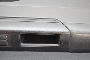 Обшивка двери карточка передняя левая Jeep Patriot 11-17 пластик и кожа, черная, потерта