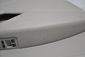 Обшивка двери карточка передняя левая VW Passat b8 16-19 USA серая, слом креп, под химчистку, затерта