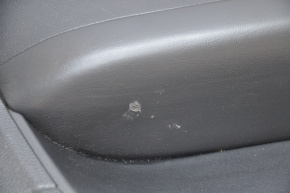 Обшивка заднего ряда левая Dodge Challenger 15-19- черн, прожженный подлокотник, царапины, дефект креп, без заглушки