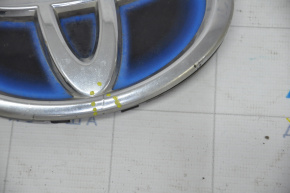 Эмблема решетки радиатора Toyota Camry v55 15-17 usa LE, hybrid, трещины, надлом направляющей