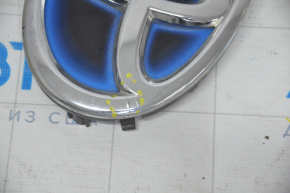 Эмблема решетки радиатора Toyota Camry v55 15-17 usa LE, hybrid, трещины, надлом направляющей