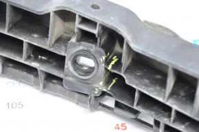Крепление заднего бампера центр VW Beetle 12-19 трещины