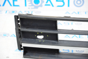 Центральная решетка переднего бампера VW Passat b8 16-19 USA отсутсвует элемент