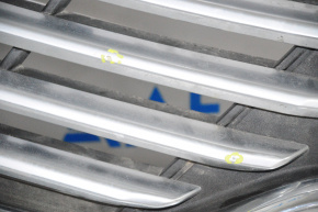 Решетка радиатора grill левая Lincoln MKC 15-18 дорест с обрамлением, сколы на хроме