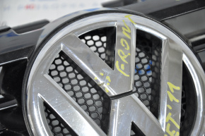 Решетка радиатора grill VW Jetta 11-14 USA со значком, царапина на эмблеме, надлом решетки
