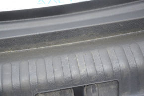 Накладка отвору багажника VW Tiguan 09-17 черн, царпини