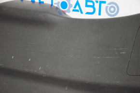 Обшивка двери багажника низ Mazda CX-9 16- черн царапины, замята заглушка