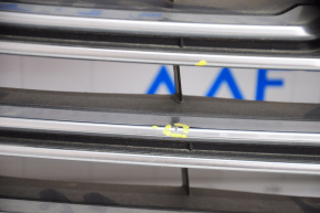 Решетка радиатора grill без эмблемы Mazda CX-9 16- трещины, тычки на хроме
