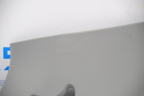 Накладка задньої стійки ліва задня Kia Sorento 10-15 сіра, під 3 ряд і динамік, подряпина