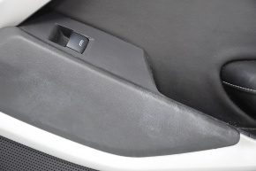 Обшивка двери карточка передняя правая Chevrolet Camaro 16- черн, побелел пластик