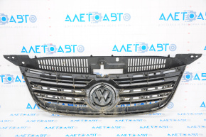 Решетка радиатора grill в сборе VW Tiguan 09-11 дорест со значком, сломаны крепления обрамления
