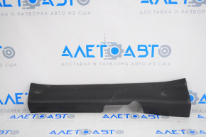 Накладка порога передняя правая Kia Sorento 10-15 черн, пробита, царапины