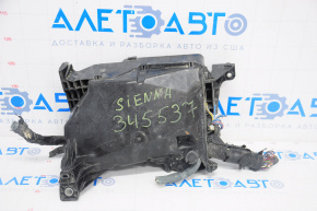 Блок предохранителей подкапотный Toyota Sienna 04-10 слом креп, без крышки