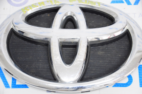 Эмблема решетки радиатора grill Toyota Highlander 14-16 потерта
