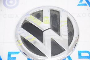 Емблема VW кришки багажника VW Passat b7 12-15 USA подряпини на хромі