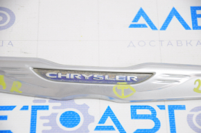 Емблема кришки багажника Chrysler 200 15-17 вигоріла напис
