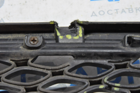 Решетка радиатора grill Kia Optima 14-15 рест надломы в решетке, сломано крепление