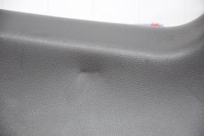 Обшивка двери багажника низ Chevrolet Equinox 10-17 черная, затерта, примята