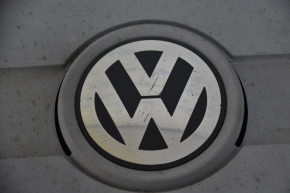 Накладка двигателя VW Tiguan 09-17 царапины на эмблеме