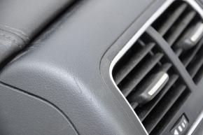Консоль центральная подлокотник и подстаканники Audi Q5 8R 09-17 черная, царапина, отсутствует крышка прикуривателя
