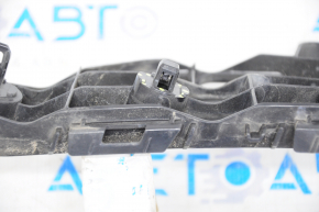 Крепление переднего бампера правое Toyota Prius V 12-17 сломана защелка