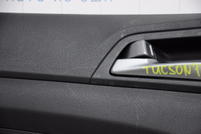 Обшивка дверей картка зад лев Hyundai Tucson 16-20 черн, подряпина
