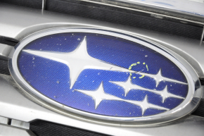 Решетка радиатора grill Subaru Outback 15-17 с эмблемой, песок, трещина на эмблеме