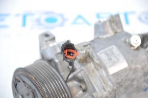 Компрессор кондиционера Nissan Versa 12-19 usa сломана фишка, кривой шкив