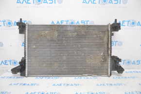 Радиатор охлаждения вода Chevrolet Volt 11-15 снизу примят