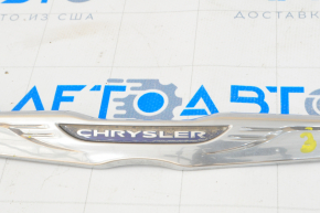 Эмблема крышки багажника Chrysler 200 15-17 выгорела надпись