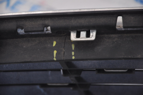 Решітка радіатора grill у зборі з обрамленням Ford Fusion mk5 13-16 зламана, дефект хрому
