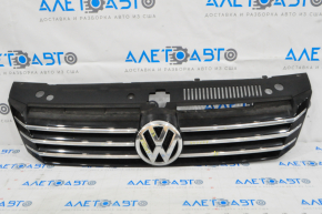 Решітка радіатора grill зі значком VW Passat b7 12-15 USA тріснута, тички на емблемі та хромі, зламані кріплення