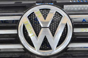 Решетка радиатора grill со значком VW Passat b7 12-15 USA треснута, тычки на эмблеме и хроме, сломаны крепления