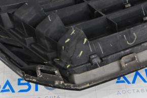 Решетка радиатора grill со значком VW Passat b7 12-15 USA треснута, тычки на эмблеме и хроме, сломаны крепления