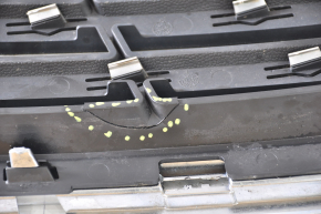 Решетка радиатора grill левая Lincoln MKC 15-18 дорест с обрамлением, треснута, дефект хрома