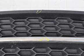 Решетка переднего бампера правая VW Passat b7 12-15 USA с молдингом тычки, сломано крепление, царапина