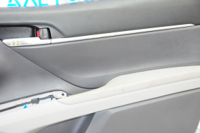 Обшивка дверей картка перед правою Toyota Camry v70 18- темно-сір з темно-сір вставкою пластик, підлокітник гума, під хімчистку