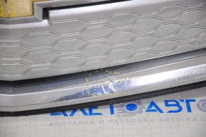 Решетка радиатора grill Chevrolet Volt 11-15 вздулся хром, дефект эмблемы