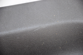 Обшивка двери багажника нижняя Chevrolet Volt 11-15 черная, сломано крепление, царапины
