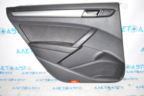 Обшивка двери карточка задняя левая VW Passat b7 12-15 USA черн с серой вставкой дефект креплений, царапина