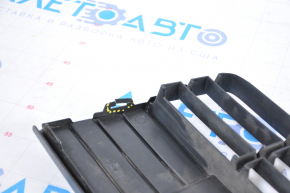 Решетка переднего бампера центр Ford Focus mk3 11-14 дорест мат примят, надломы креплений, надрывы