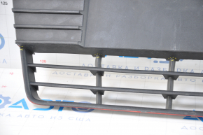 Решетка переднего бампера центр Ford Focus mk3 11-14 дорест мат, сломаны крепления, надрывы, запилена