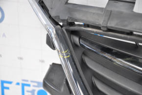 Решетка радиатора grill Mazda 6 13-17 в сборе со значком, трещины в обрамлении, сломаны крепления