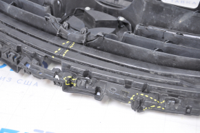 Решетка радиатора grill Mazda 6 13-17 голая, трещины, сломаны крепления, надрывы