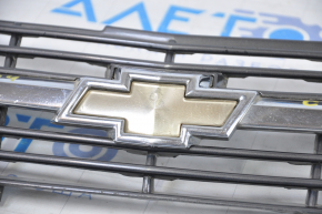 Решетка радиатора grill Chevrolet Impala 01-04 дефект эмблемы