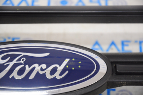 Решетка радиатора grill Ford Escape MK3 17-19 рест черная, глянец, с эмблемой, царапина на эмблеме