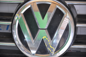 Решетка радиатора grill VW Jetta 15-18 USA со значком, с хромом, песок, трещина