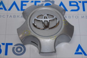Центральный колпачок на диск Toyota RAV4 потерт, царапины